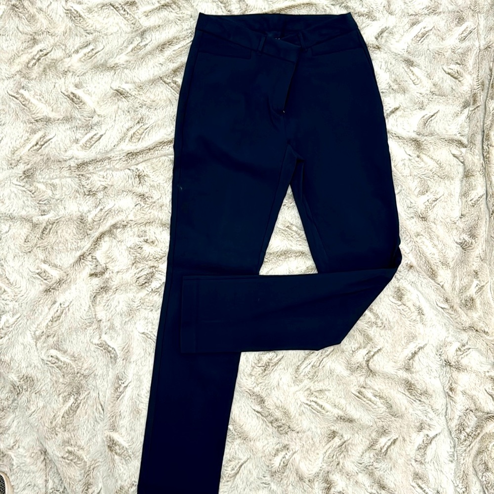Simply styled navy blue dress pant. Size 4p.
